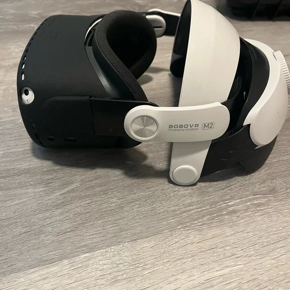 Meta OCU LUS VR Headset with Controllers and Protective Case
